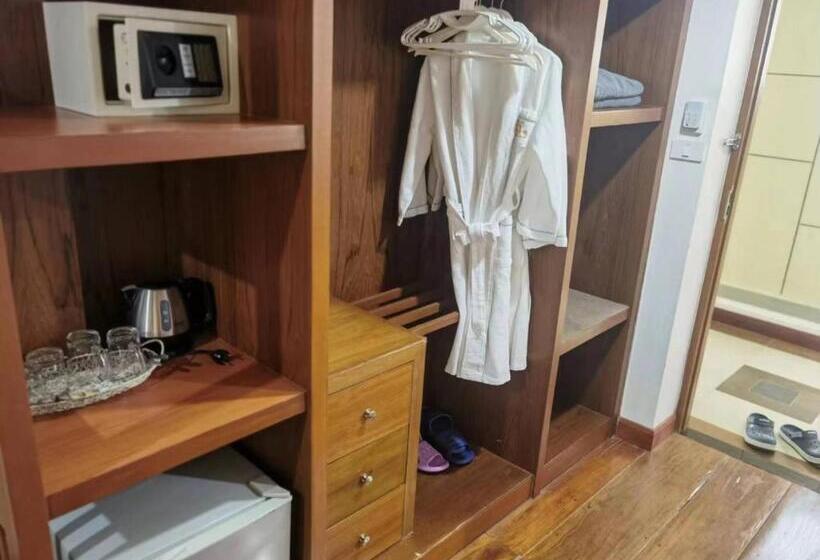 Трехместный Номер Стандарт Вид на Бассейн, Phuket Meet Holiday Hotel Rawai 普吉岛相遇花园度假酒店 拉威店