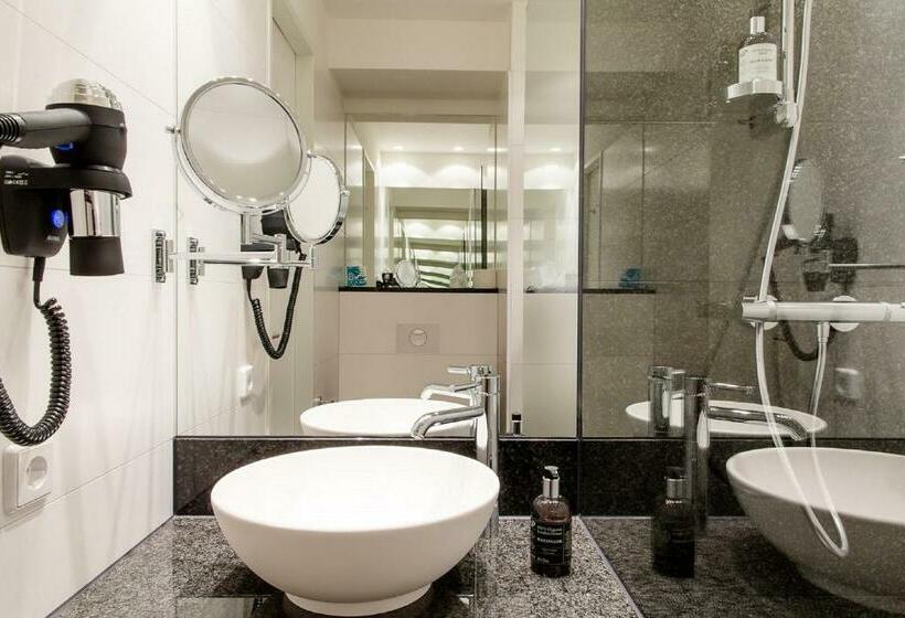 Standard Single Room, Motel One Amsterdam