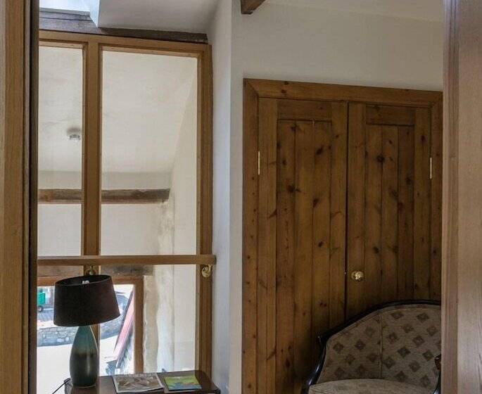 Семейный Номер, The Barn B&b