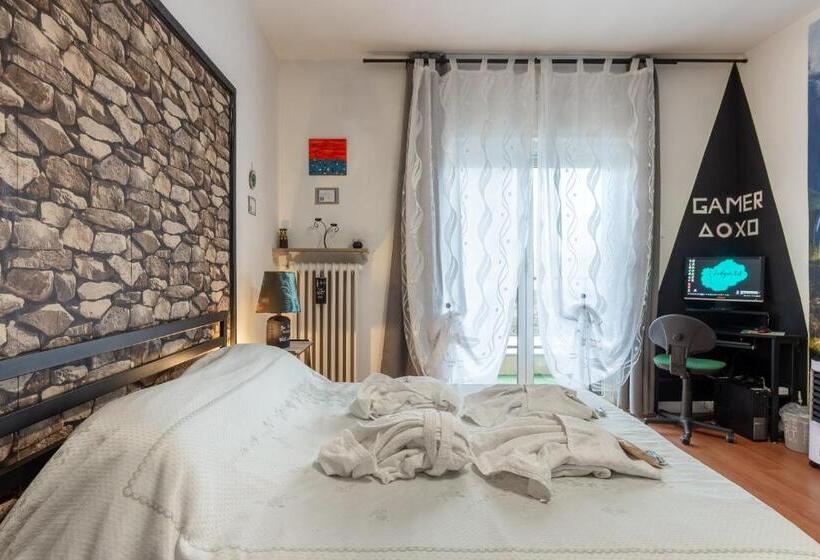 اتاق لوکس با بالکن, Hostel Art