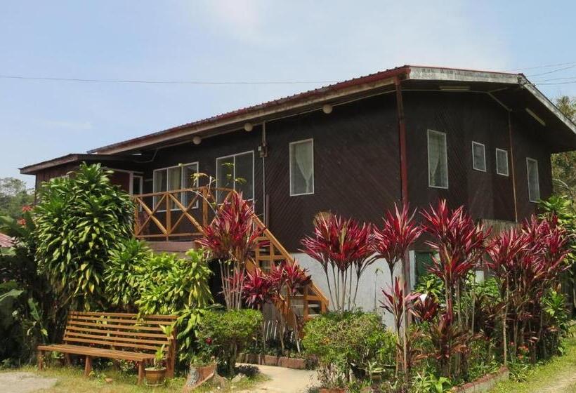 Апартаменты 3 Спальни, Mile 36 Lodge