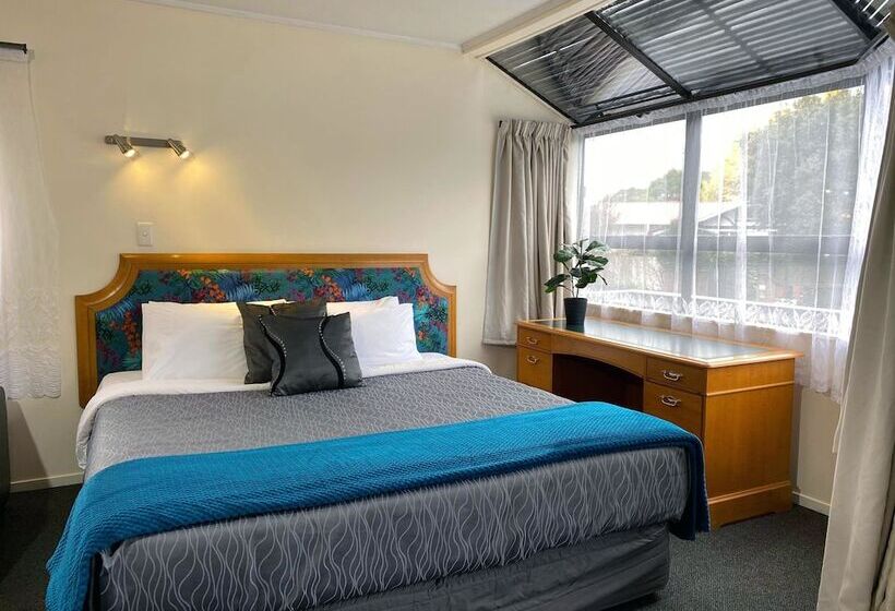 Студия Стандарт, Pembrooke Motor Lodge