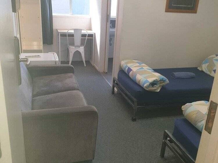 Номер Стандарт, Backpackers Central Hamilton