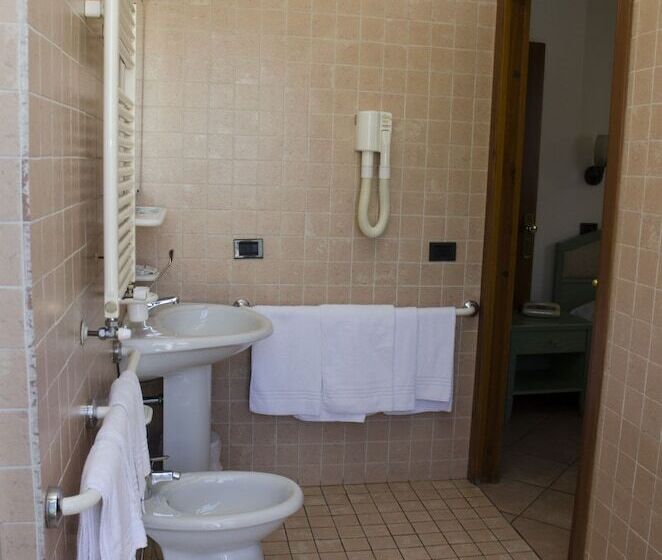 اتاق استاندارد چهار تخته, Albergo Cenni