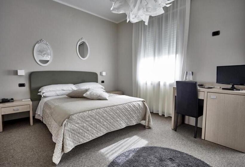 Полулюкс Вид на Бассейн, Rouge Hotel International