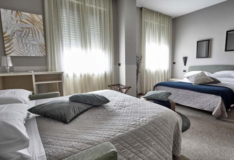 Полулюкс Вид на Бассейн, Rouge Hotel International