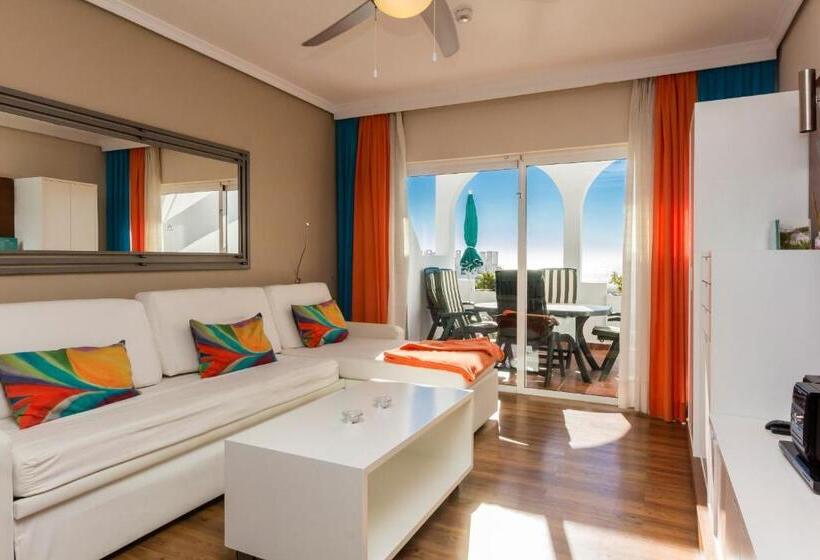 Студио Стандарт Вид на Бассейн, Regency Torviscas Apartments And Suites