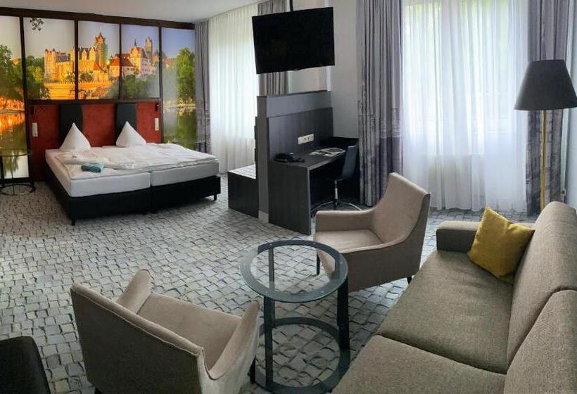 스탠다드 스튜디오, Sl Otel Im Parforcehaus