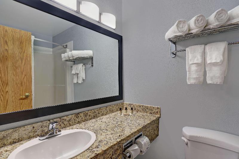 Четырехместный Номер Стандарт, Econo Lodge Inn & Suites