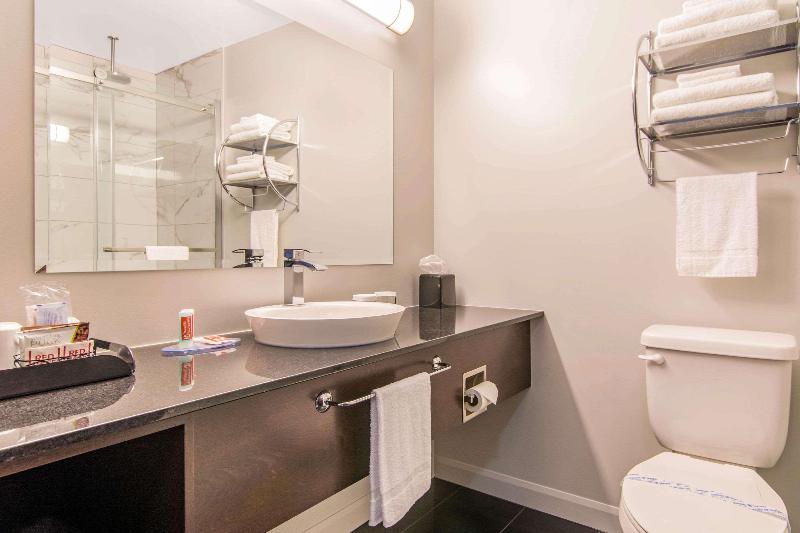 Четырехместный Номер Стандарт, Econo Lodge Inn & Suites