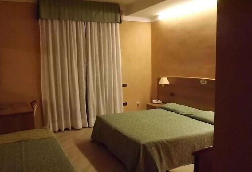 اتاق استاندارد با چشم‌انداز دریاچه, Park Hotel Zanzanù
