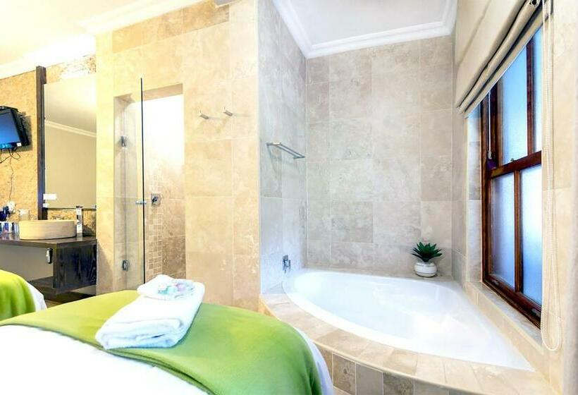 Трехместный Номер Deluxe, Or Tambo Guest House
