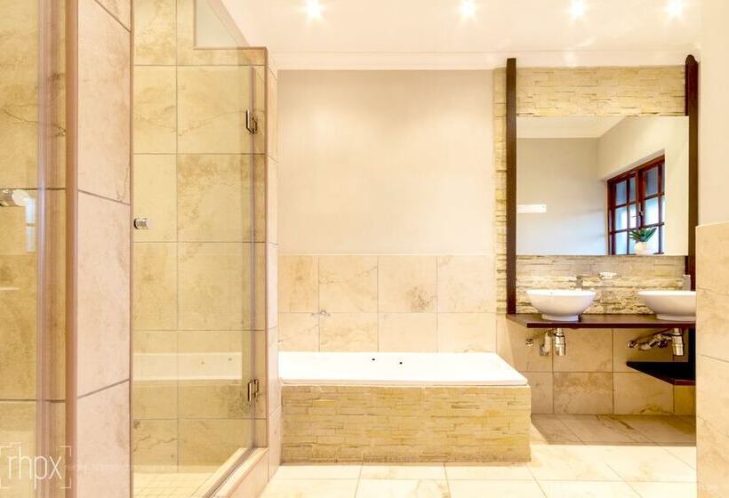Семейный Номер, Or Tambo Guest House