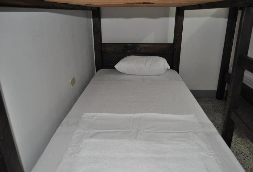 Кровать в Общей Комнате, La Clave Hostel