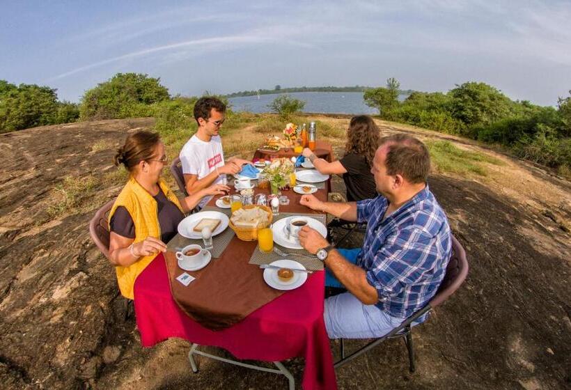 چادر با خدمات رفاهی لوکس, Athgira River Camping   Udawalawe