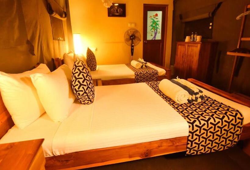 Deluxe Kolmen Hengen Huone, Athgira River Camping   Udawalawe