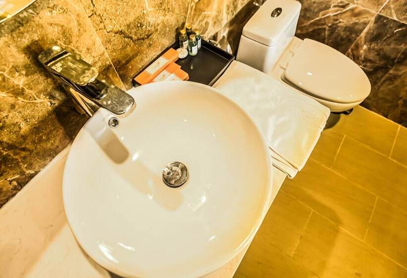 اتاق لوکس با بالکن, Coral Bay Resort