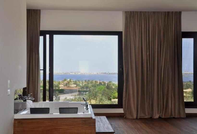 سوییت, Africana Hotel & Spa