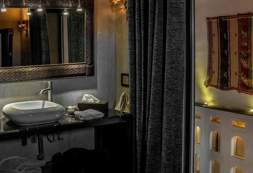 سوئیت رویال, Karawan Riad