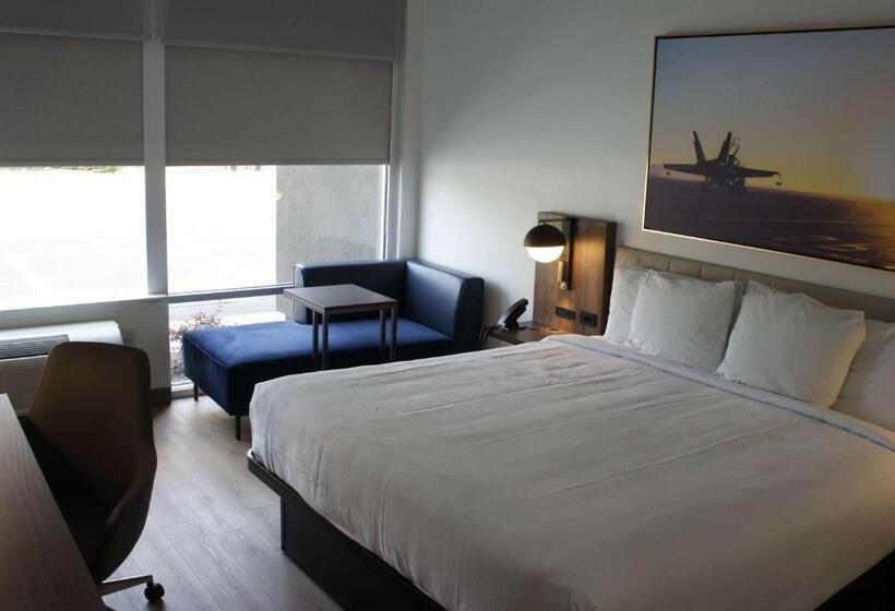 장애인을 위한 킹사이즈 침대 스탠다드 룸, La Quinta Inn & Suites By Wyndham Manchester   Arnold Afb