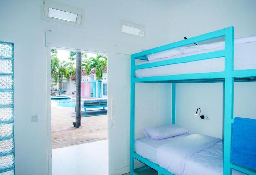 سرير فى غرفة مشتركه, Mad Monkey Kuta Lombok