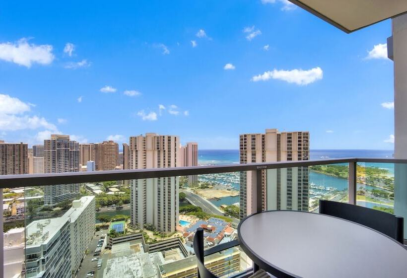 1 Bedroom Penthouse Apartment, Ala Moana Hotelcondo By Luana Vacation Rental