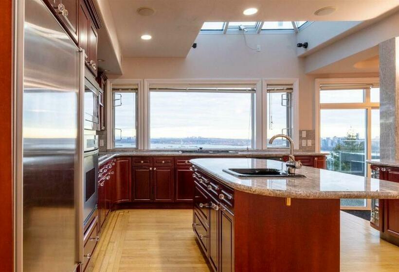 Номер Deluxe Вид на Море с Балконом, West Vancouver Luxury Home