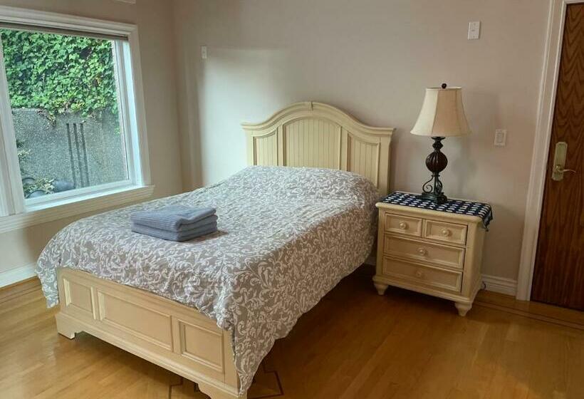Номер Стандарт, West Vancouver Luxury Home