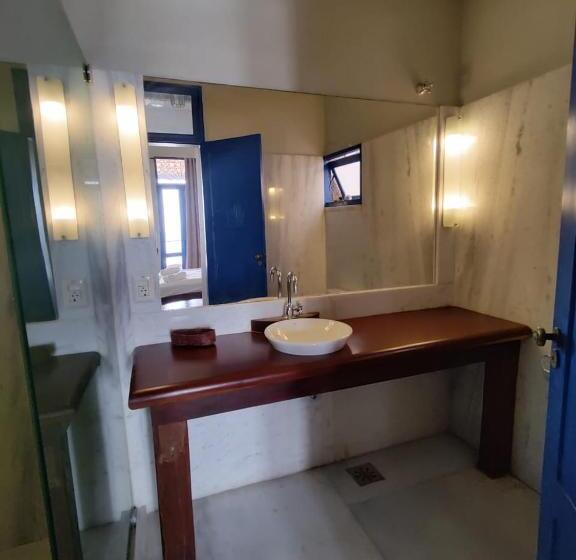 اتاق لوکس با بالکن و چشمانداز دریا, Villa Salvador