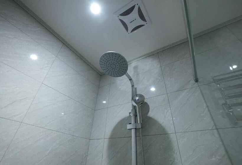 اتاق استاندارد چهار تخته, Lemuju B&b