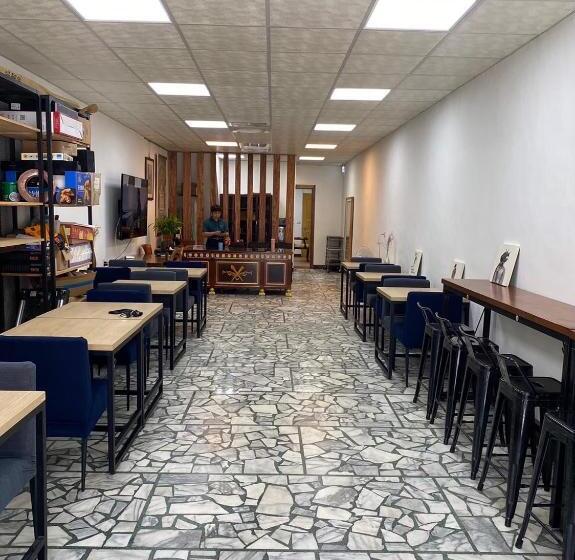 اتاق خانوادگی, Lemuju B&b
