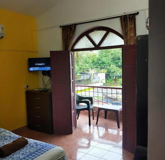 Люкс с Балконом, Alexmarie Guest House 5 Min To Candolim Beach