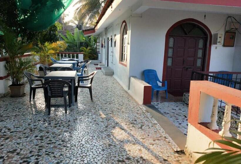 Люкс с Террасой, Alexmarie Guest House 5 Min To Candolim Beach