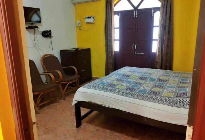 Люкс с Террасой, Alexmarie Guest House 5 Min To Candolim Beach