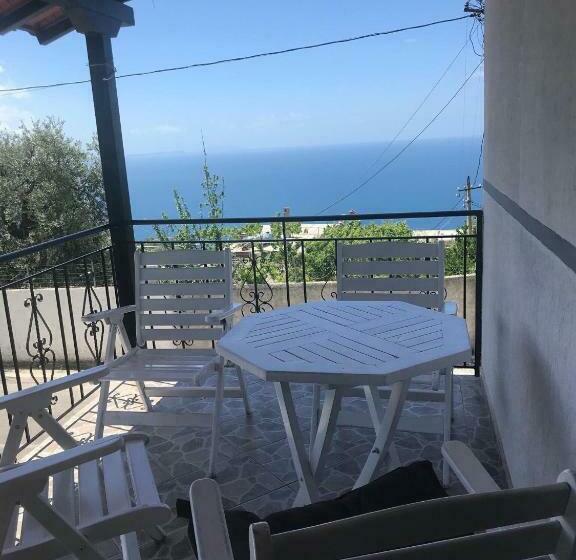 اتاق استاندارد چهار تخته, Joni S House