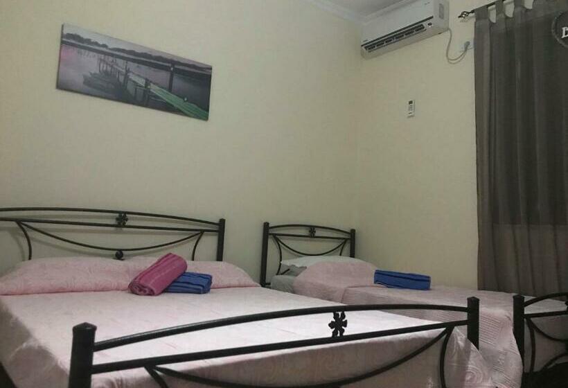 اتاق استاندارد چهار تخته, Joni S House