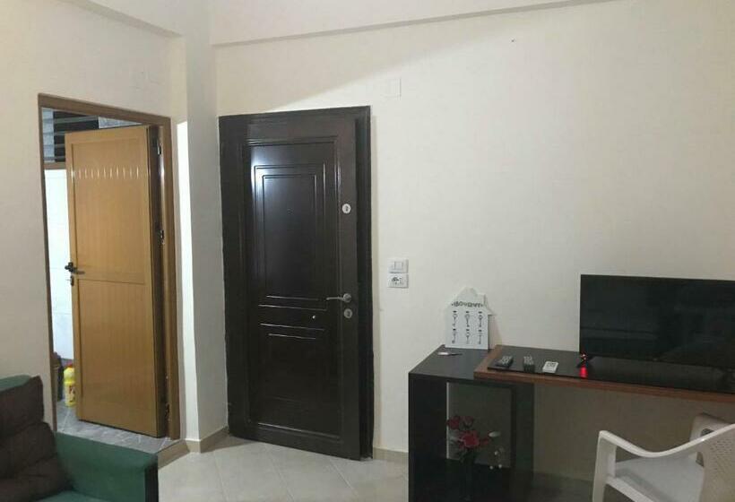 استودیو خانوادگی, Joni S House