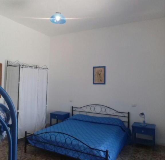 Standard Triple Room with Terrace, Case Vacanza Cafarella
