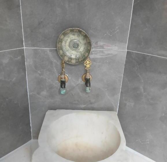 اتاق لوکس, Gurtas