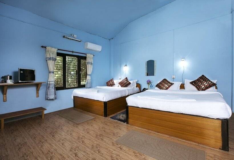 Deluxe Triple Room, Sauraha Nana