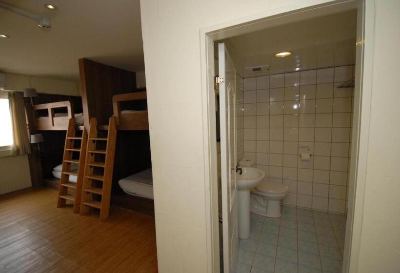 اتاق خانوادگی, Mr. Lobster’s Secret Den Design Hostel