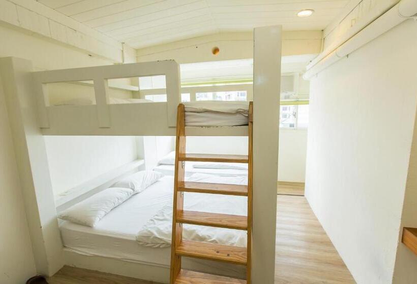 اتاق خانوادگی, Mr. Lobster’s Secret Den Design Hostel
