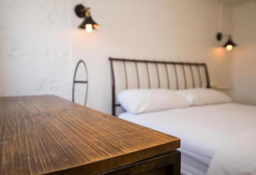 اتاق کلاسیک, Mr. Lobster’s Secret Den Design Hostel