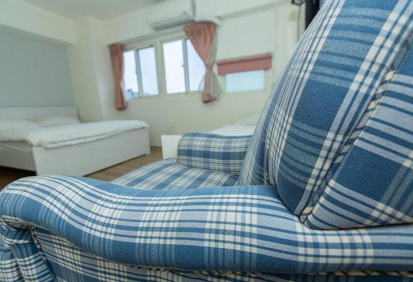 اتاق راحتی سه تخته, Mr. Lobster’s Secret Den Design Hostel