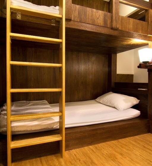 اتاق کلاسیک چهارنفره, Mr. Lobster’s Secret Den Design Hostel