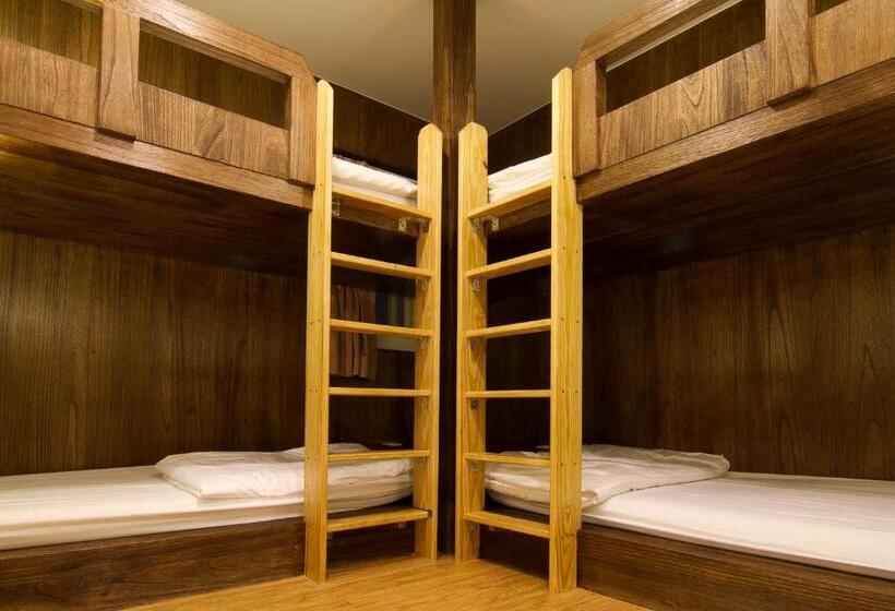 اتاق کلاسیک چهارنفره, Mr. Lobster’s Secret Den Design Hostel