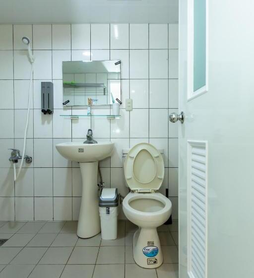 اتاق کلاس بیزنس, Mr. Lobster’s Secret Den Design Hostel
