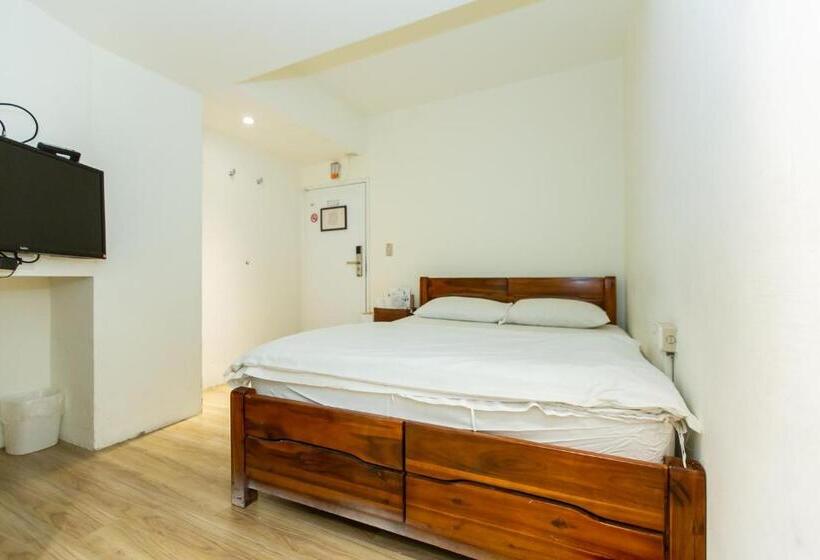 اتاق کلاس بیزنس, Mr. Lobster’s Secret Den Design Hostel
