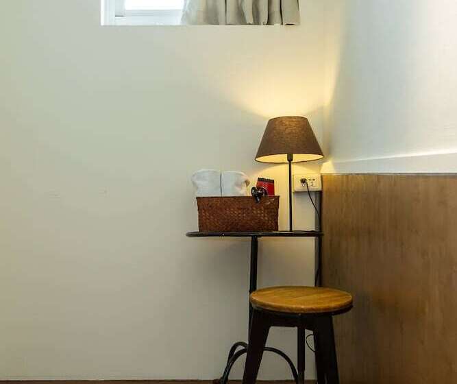 اتاق راحتی, Mr. Lobster’s Secret Den Design Hostel