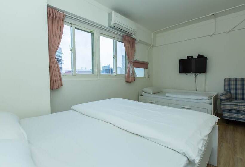 اتاق راحتی سه تخته, Mr. Lobster’s Secret Den Design Hostel